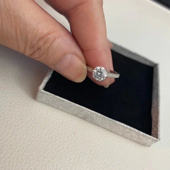 Moissanite solitaire engagement ring - Picture 5 of 8